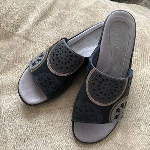 Stitched pattern leather sandals